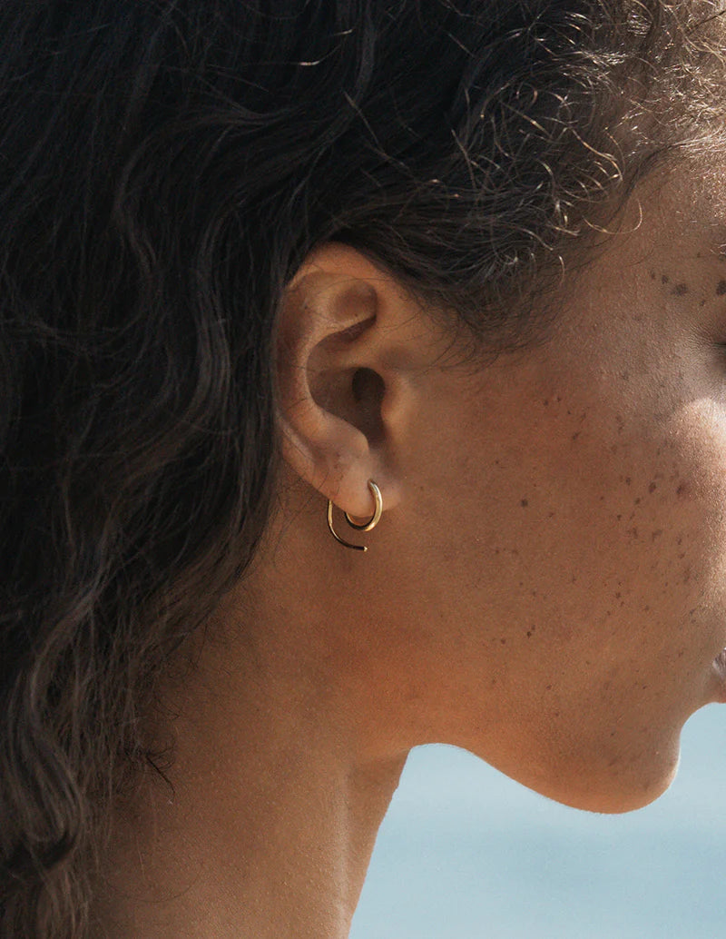 Aero Earrings – Lightweight Gold-Plated Sterling Silver Hoops